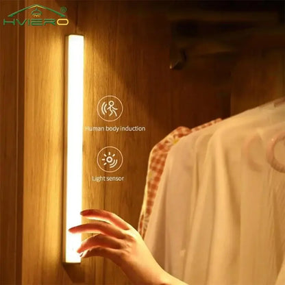 Luce notturna a sensore di movimento installata in corridoio